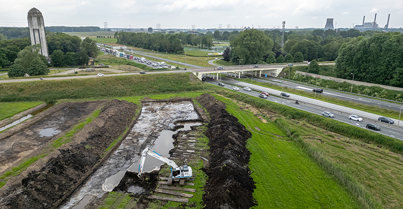 Voorbereidingen voor het bouwterrein waar straks wordt gewerkt aan het voorbouwen van een nieuw viaduct.